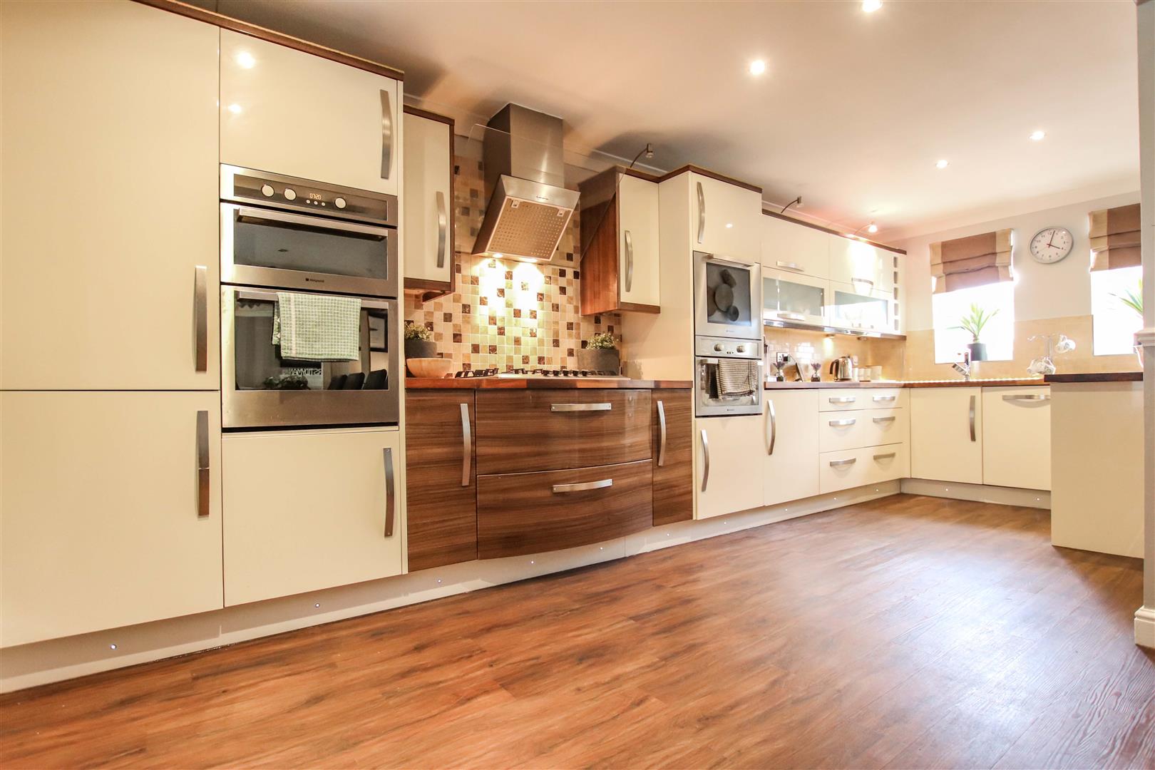 L SHAPED FITTED KITCHEN / DINING ROOM